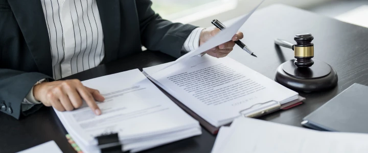 Anwalt arbeitet mit Gesetzbuch im Büro