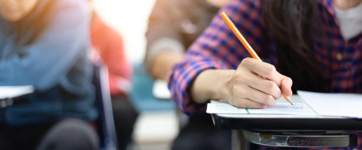 Studenten schreiben eine Prüfung
