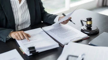 Anwalt arbeitet mit Gesetzbuch im Büro