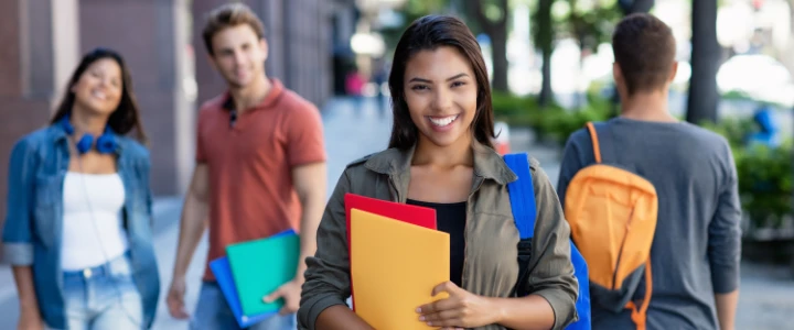 Junge Studentin auf dem Weg zur Uni