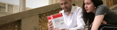 Studenten lesen im Strafrechtslehrbuch