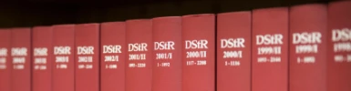 Bücher im Regal, Büchersammlung, Bücherregal, Steuerberatung