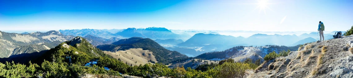 Banner Wanderführer Bergpanorama mit Wandernder Person