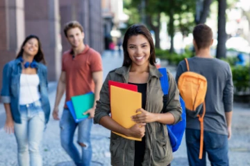 Junge Studentin auf dem Weg zur Uni