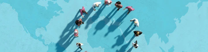 Schmuckgrafik Migration Menschen stehen auf einer Weltkarte im Kreis