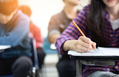 Studenten schreiben eine Prüfung