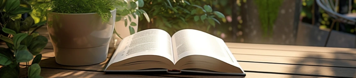 Buch in einem Garten