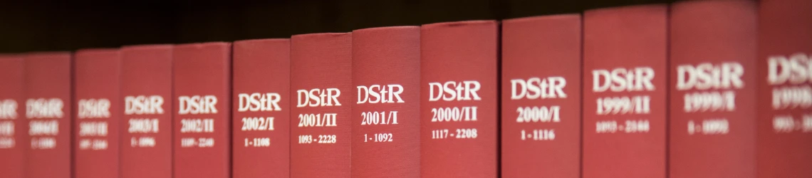 Bücher im Regal, Büchersammlung, Bücherregal, Steuerberatung