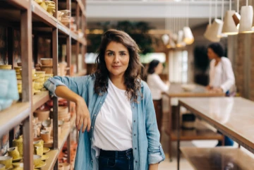 Frau in Keramikshop