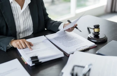 Anwalt arbeitet mit Gesetzbuch im Büro