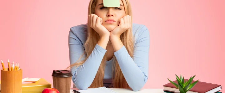 Frau ohne Motivation beim Lernen
