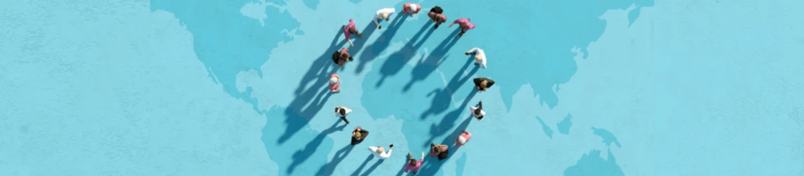 Schmuckgrafik Migration Menschen stehen auf einer Weltkarte im Kreis