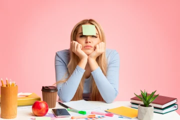 Frau ohne Motivation beim Lernen