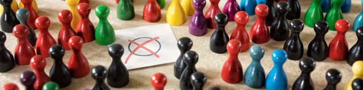 Menschen gehen zur Wahl