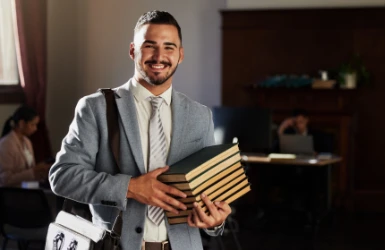 Junger Jurastudent mit Büchern in der Hand