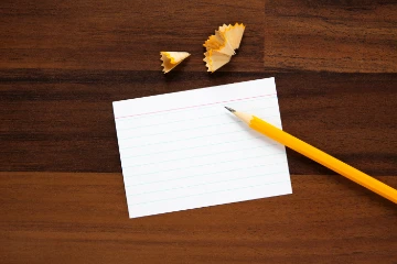 Karteikarte, Stift und Spitzerreste