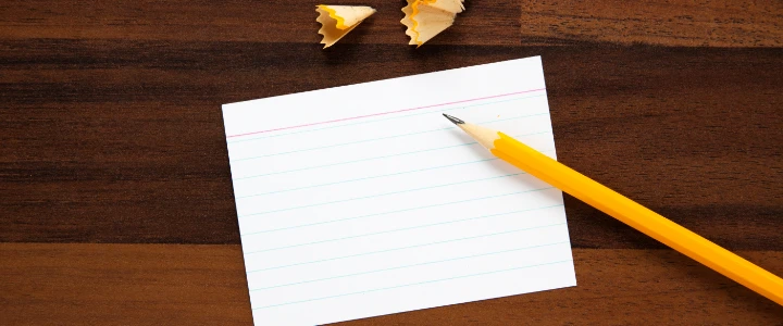 Karteikarte, Stift und Spitzerreste