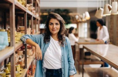 Frau in Keramikshop