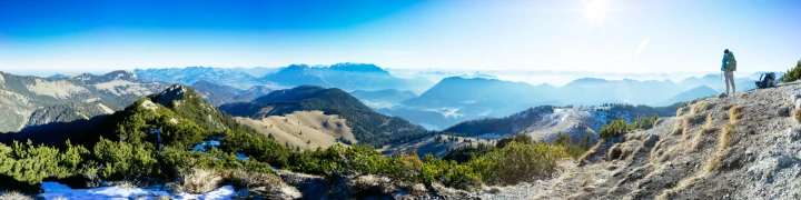 Banner Wanderführer Bergpanorama mit Wandernder Person