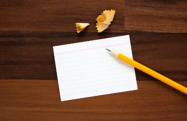 Karteikarte, Stift und Spitzerreste