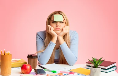 Frau ohne Motivation beim Lernen