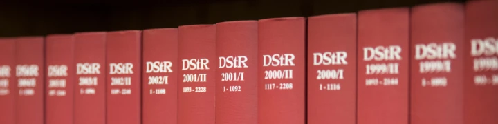 Bücher im Regal, Büchersammlung, Bücherregal, Steuerberatung